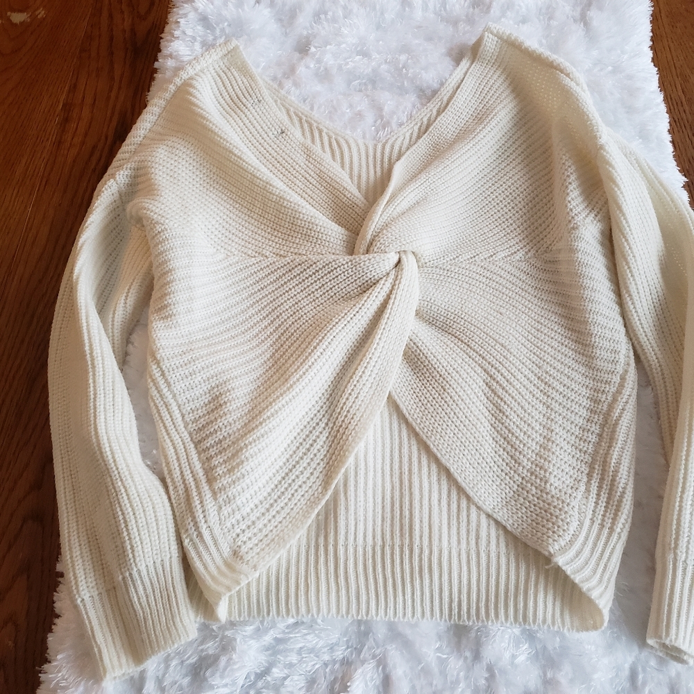 🌷Beige Vneck twisted knot sweater large